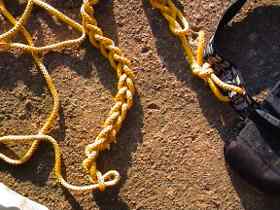 Chain coiling knot